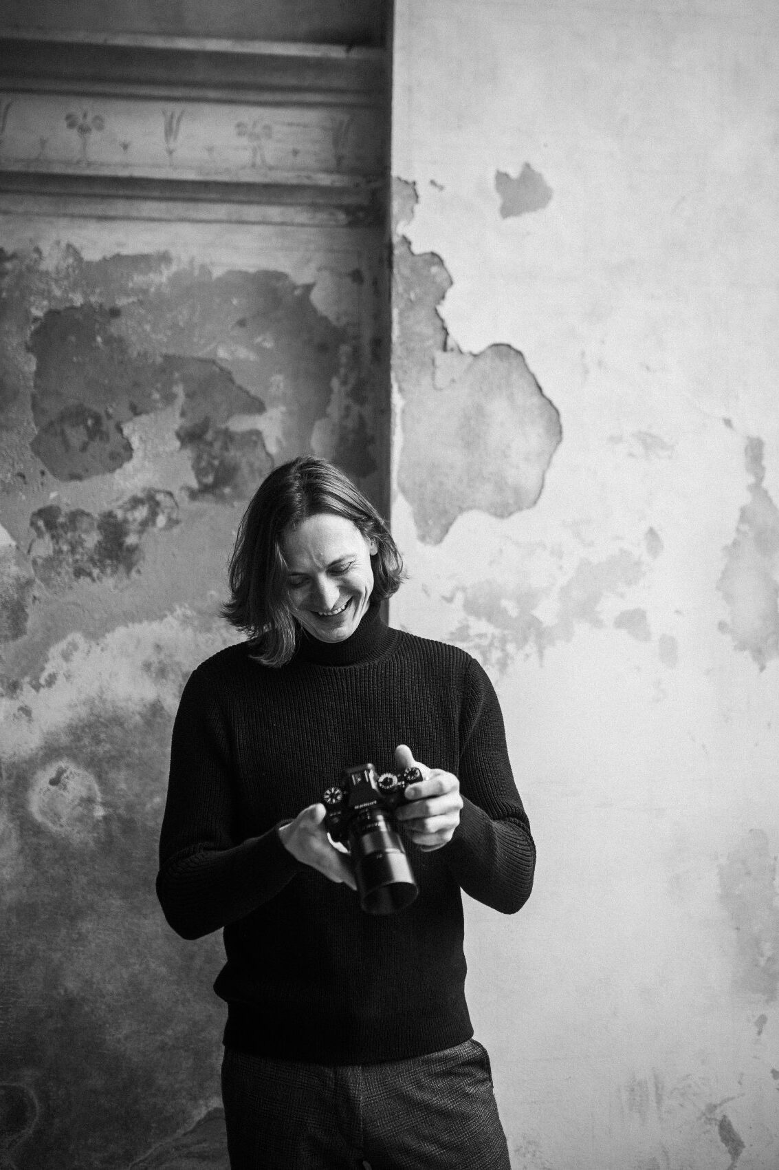 Profesionální korporátní fotograf z Prahy s fotoaparátem v ruce - Jan Šedivý je zodpovědný profesionál, který vyniká výbornou komunikací a čistým stylem